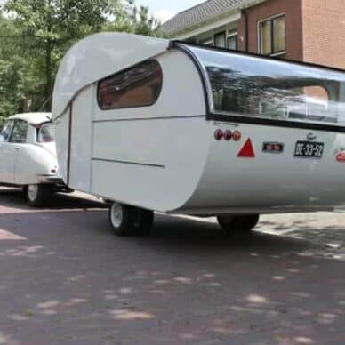 witte caravan met ramen van helder polycarbonaat