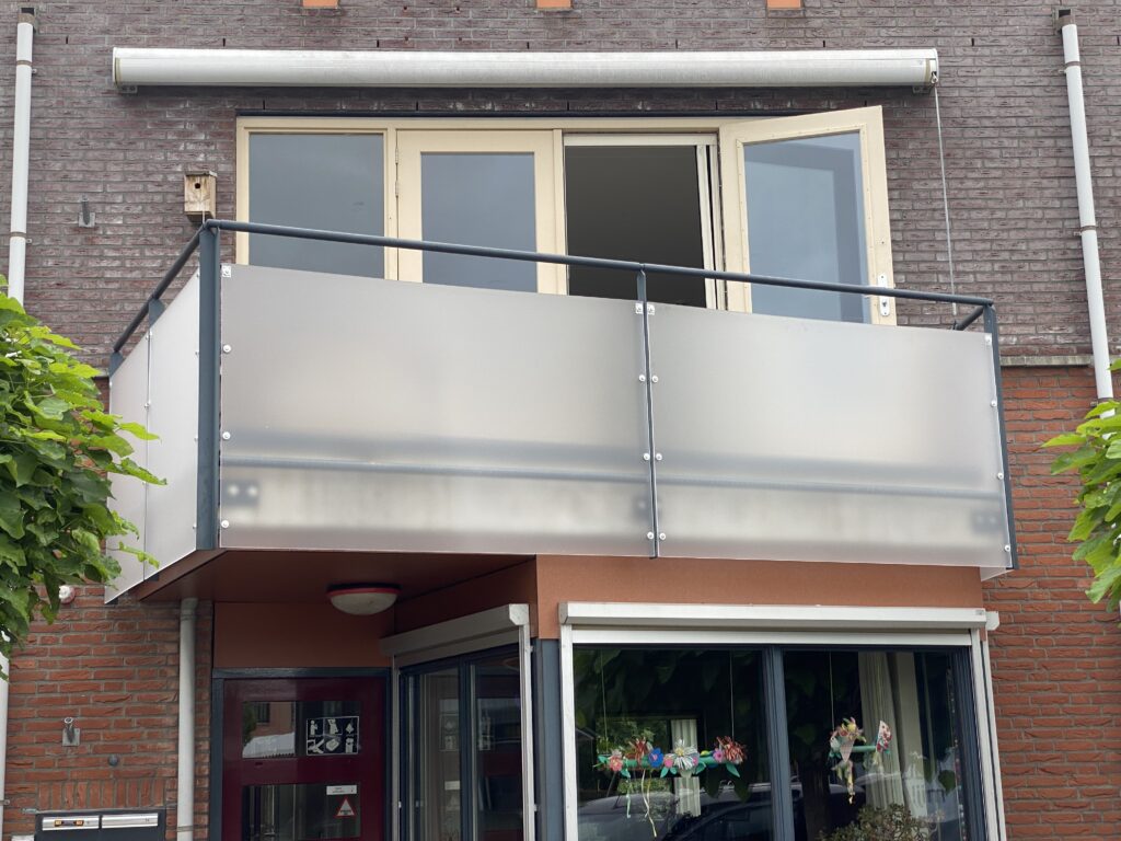 wacht Becks regering Plexiglas windscherm balkon | Plexiglas.nl
