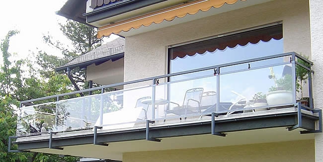 Steil roestvrij goedkoop Polycarbonaat windscherm balkon | Plexiglas.nl
